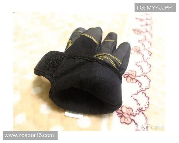 华盛顿分享比赛时手指甲发紫的秘密与场下保暖手套的独特体验